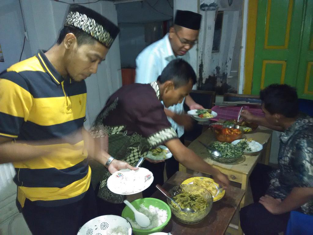 pace8293's tweet image. Selamat BERBUKA PUASA
bersama konco-koncooo  Lawas... :D
#ots7bukabersama
