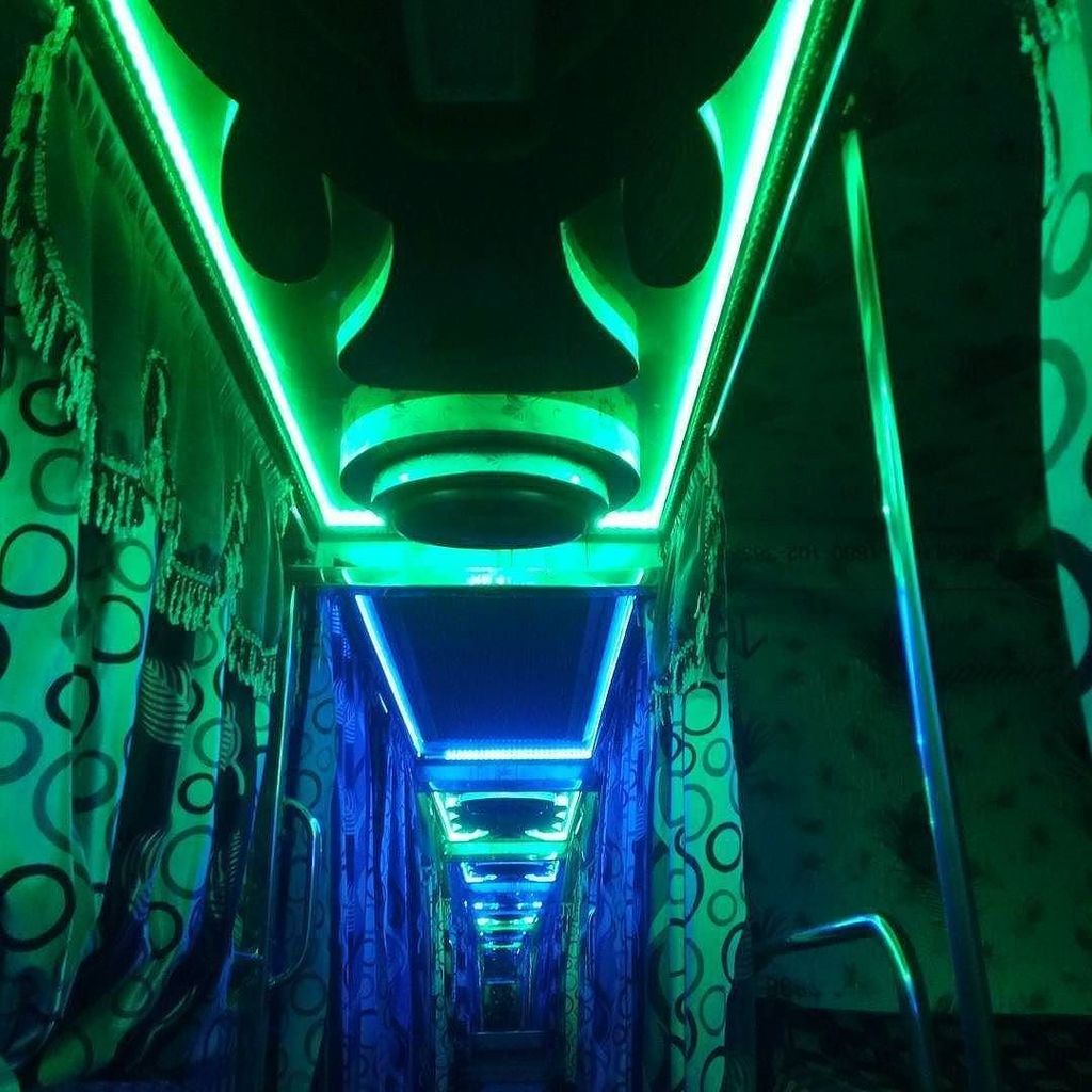 indiaphotoproj's tweet photo. Photo by @stahul
・・・
a cross-section of my tonight's bus #whyfilter #indiaphotoproject https://t.co/z7PgGRvWK0 https://t.co/UdtM0U7FNM