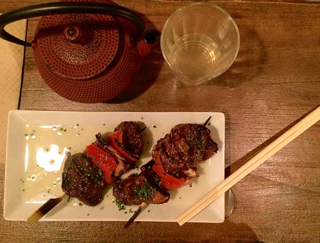 BuenoBonitoBCN's tweet photo. ¿Qué dirías si te propusiéramos hacer un #viaje durante tu estancia?Cruza la puerta del #KokuKitchen y déjate llevar https://t.co/zgOUSrbgOo https://t.co/R7Mmog9WKd