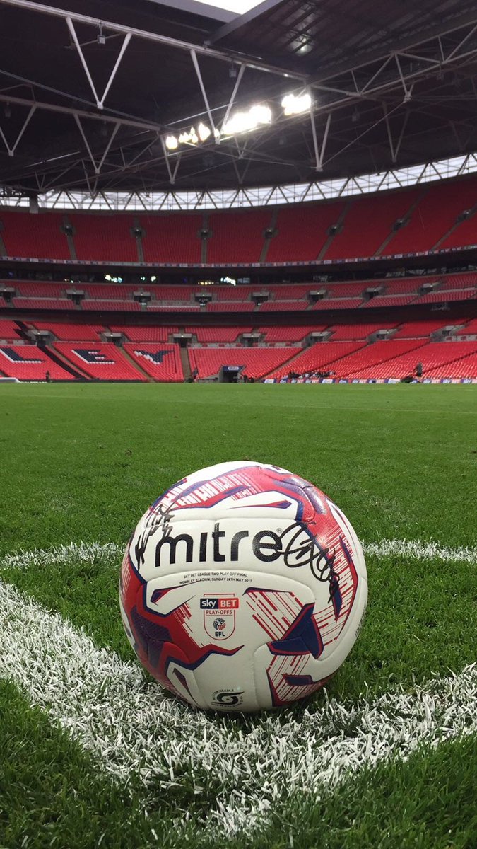 🍊 <a href="/BlackpoolFC/">Blackpool FC</a> fans... 

🙌 Fancy a match ball signed by <a href="/bradpotts17/">Brad Potts</a> &amp; <a href="/Markcullen21/">Mark Cullen</a>? 

🔁 RT &amp; follow to enter. Winner chosen tomorrow. #UTP