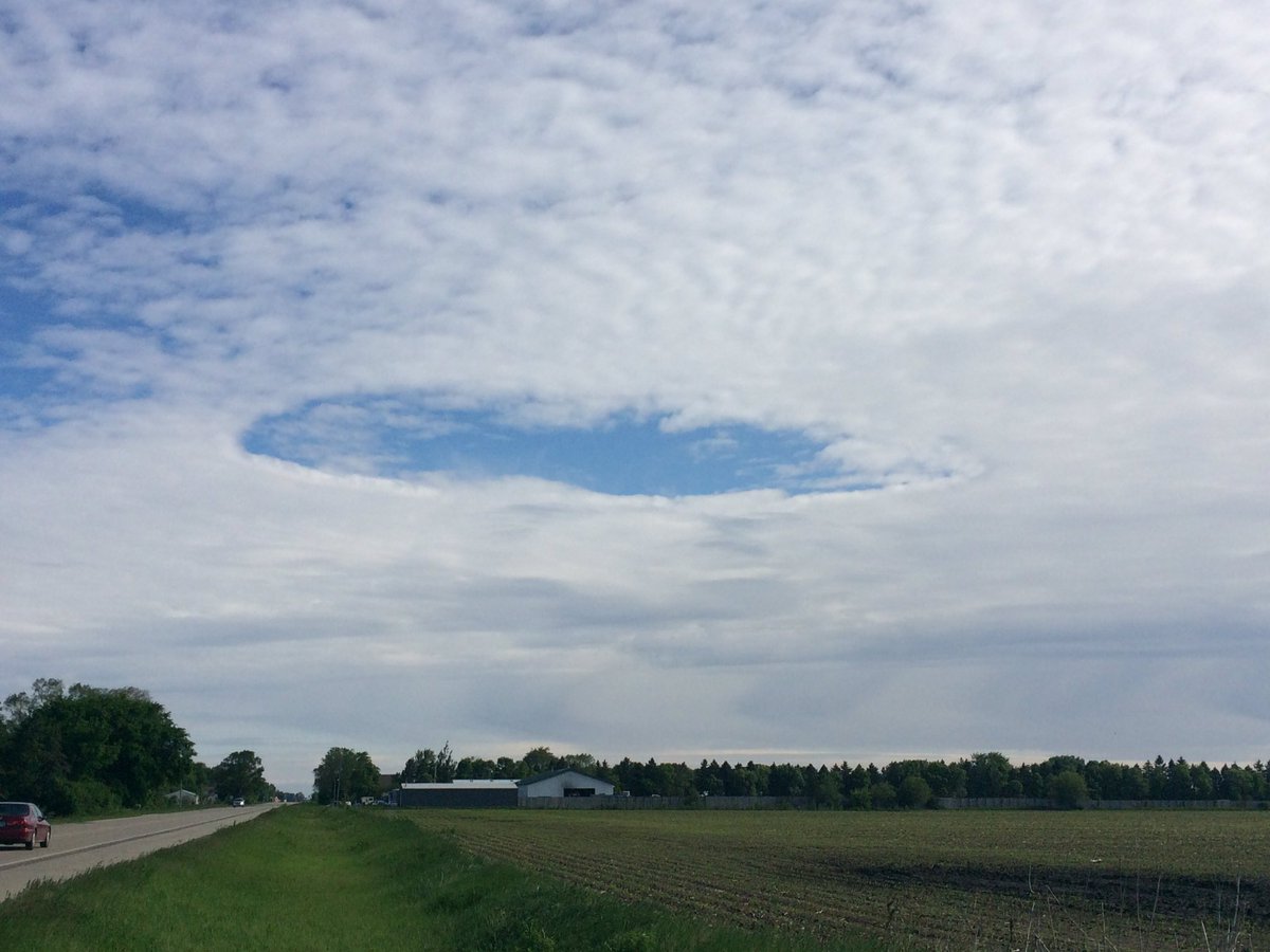 ChrisKuball's tweet photo. Awesome! #fallstreaks (hole punch clouds) north of #AustinMN this morning. #mnwx #abc6wx @NWSLaCrosse @JimPeteWX11 @CindyMorganABC6 https://t.co/kizNRJew7p