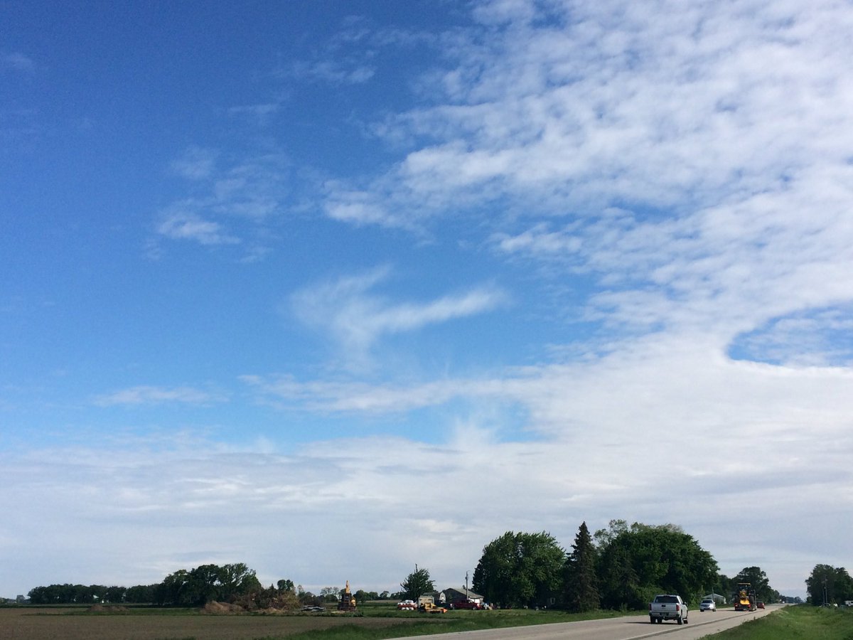ChrisKuball's tweet photo. Awesome! #fallstreaks (hole punch clouds) north of #AustinMN this morning. #mnwx #abc6wx @NWSLaCrosse @JimPeteWX11 @CindyMorganABC6 https://t.co/Khg5jPV7bo