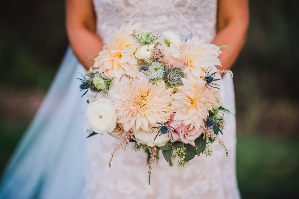 Story My Wedding 夏と秋ウェディングブーケの主役は カフェオレ ダリア でもダリアはとってもデリケート 花市場では仕入れずに いつも地元のダリア農家さんに行って刈り取らせてもらいます Photo J Guiles Photo Flowers Koko Floral
