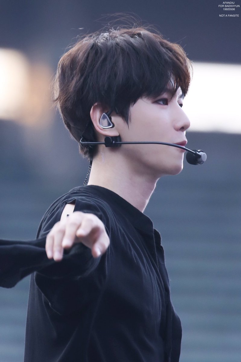 baekhyunshair's tweet photo. —Black🌙 https://t.co/0st5dqi8vw