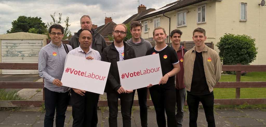 SecondCityRed's tweet photo. Great session out on the doors in Yardley #labourdoorstep https://t.co/h1YE8gsTlX