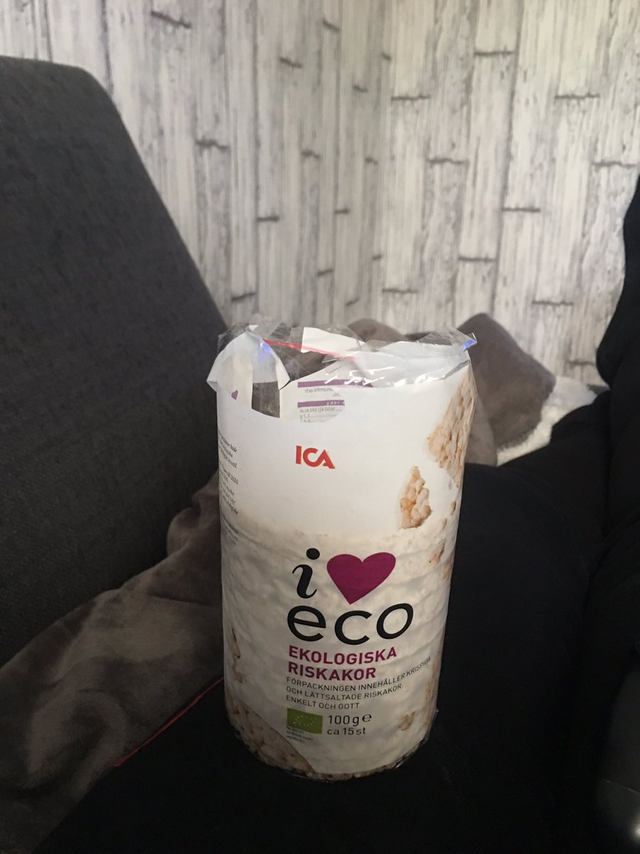 Isakuolofsson's tweet photo. Det här är väl vad jag får leva på nu när jag utsatts för ett kortbedrägeri 😐 https://t.co/HThcBJGHQH