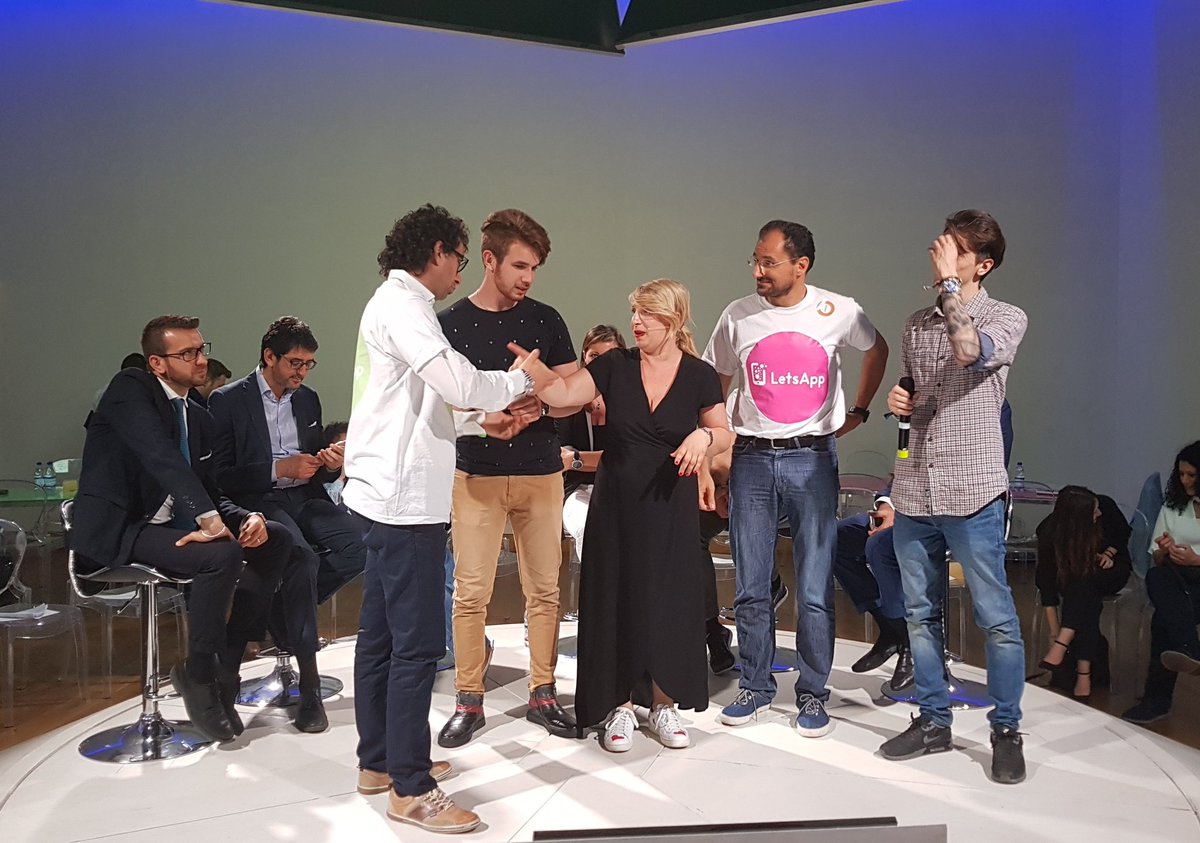 SamsungItalia's tweet image. Ancora un ex aequo tra squadra rosa e squadra verde per la quarta prova dell'hackathon di #LetsApp. Tra poco scopriremo i vincitori finali!