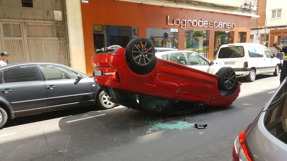 lariojacom's tweet photo. Un coche vuelca en la calle Rey Pastor https://t.co/x28oxuwYrZ https://t.co/18AtIpNI8E