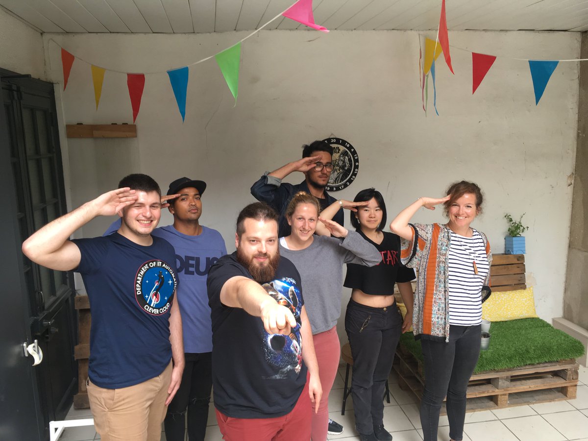 DojoNantes's tweet photo. Quand @LaBonnePause te met au défi de faire des fresques humaines, ahah !
#CourdeLouisXIV #USArmy #SelfiedeLoana #PosterdAdolescent https://t.co/Kxeo2Gxd2u