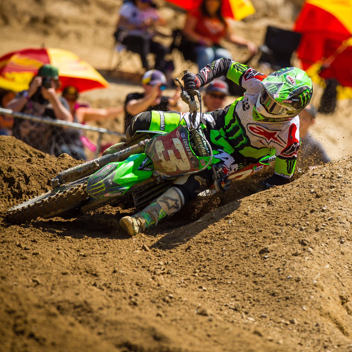 hinsonracing's tweet photo. When you rub elbows with @elitomac... #turnttuesday #hinsonracing #hinsonclutch #motocross #moto 📸 @kardyphoto https://t.co/pKzqn4Eo5K