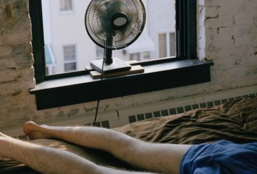 бытовой вентилятор в плоскости потолка. опасен ли вентилятор. фотосессия с вентилятором. напольный вентилятор mystery msf-2413. опасность вентилятора.