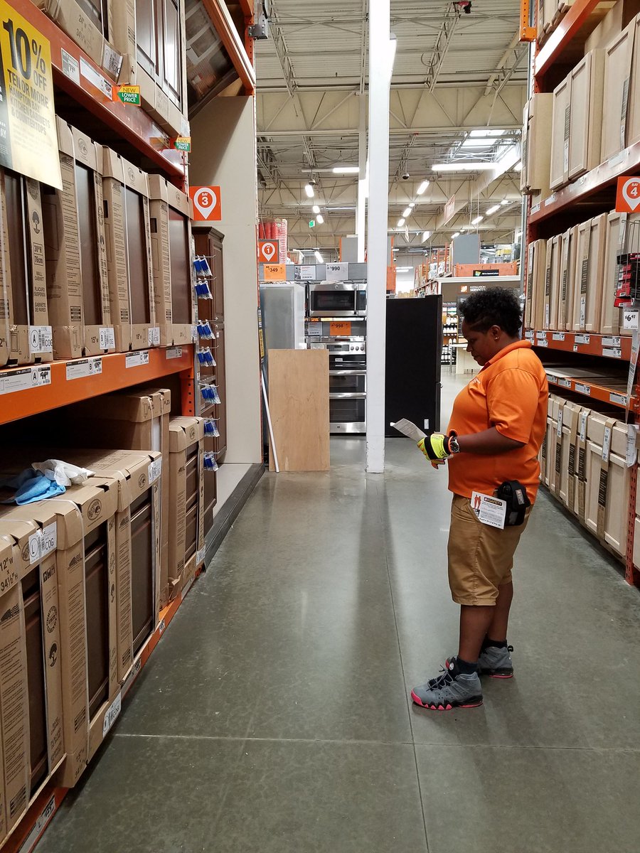 117Met's tweet photo. Safety captain Antoinette Watkins using PPE while working on the cabinet aisle. #Gotyourback #METstore117 @ginger_coleman https://t.co/UoUAqR0SRr
