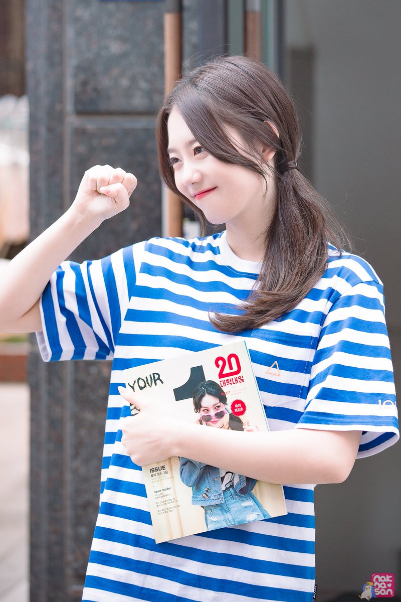 nakhasan22's tweet photo. 청하양과 함께하는 퇴근길~~
응??
청하양....쇼케각?? +_+;;

170526 한입토익 마지막 퇴근길 #김소혜 #소혜 #아이오아이 #IOI #여배우 @SNP_Ent https://t.co/kLDVoa1SbH