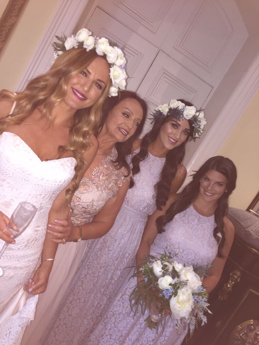 callancompany's tweet photo. When bridal parties want something different they come to Callan &amp; Co. 🙌🏼 #CallanandCo #Weddinghair https://t.co/a2WQGskmZH