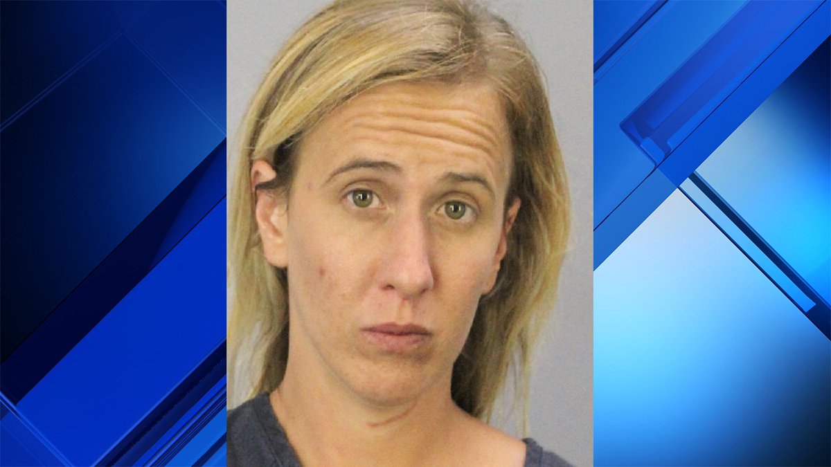 S. Fla. woman leaves children alone in car while she drinks inside bar bit.ly/2qxHQYp https://t.co/ZifaWmWSC7