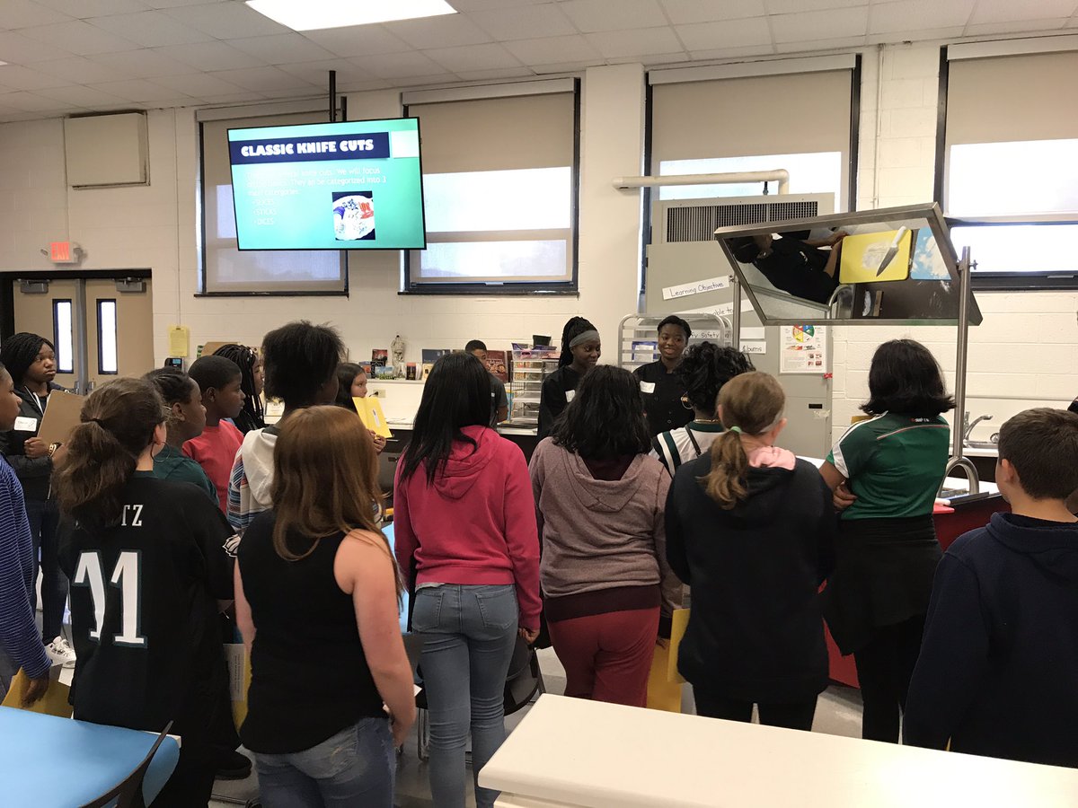 HarringtonPLV08's tweet photo. Thanks for showing Pleasantville around #georgeread! Great 8th grade tour guides! @PLVBears @ColonialSDstrct #powerofwecsd #polarpride https://t.co/pOmbQZn0Ll