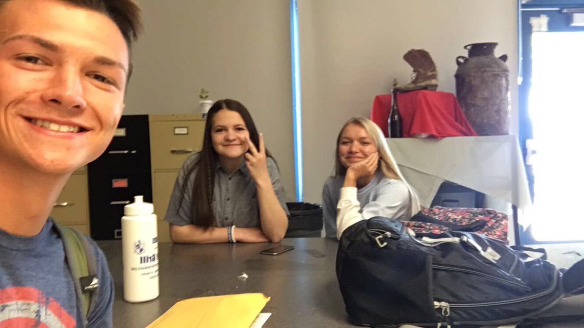 Janee_Johnsonn's tweet photo. 42 days of commercial art and 42 selfies @sarahweston_ @jish_da_fish https://t.co/dhLxnrKTZB