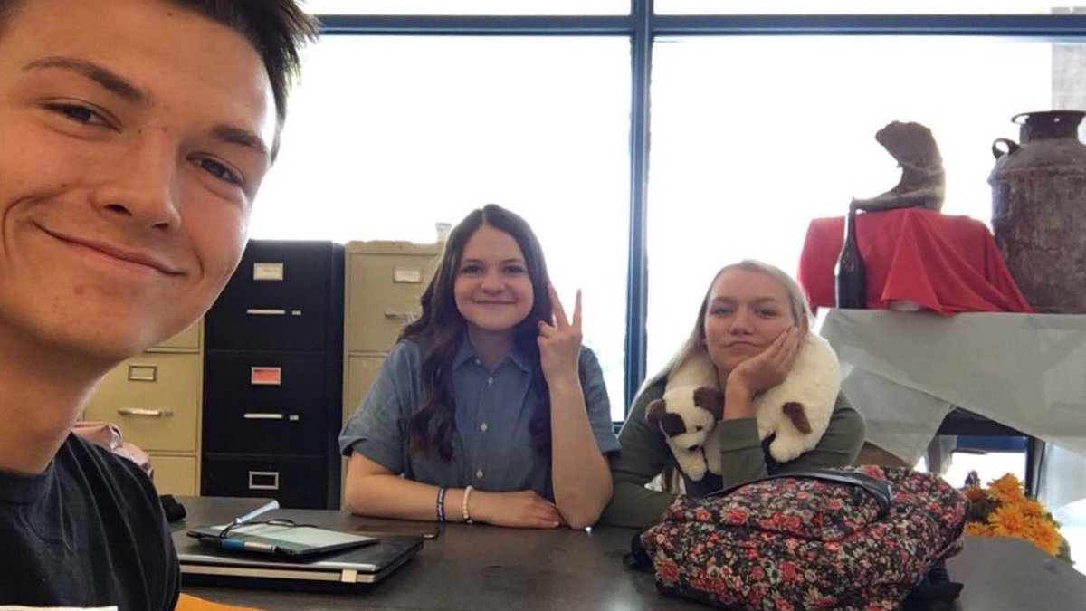 Janee_Johnsonn's tweet photo. 42 days of commercial art and 42 selfies @sarahweston_ @jish_da_fish https://t.co/dhLxnrKTZB