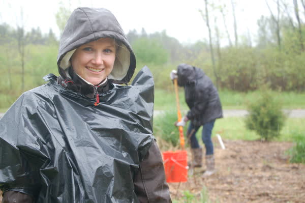 grandriverca's tweet photo. Rain didn't dampen the spirits of #EconomicalInsurance volunteers at Laurel Creek Nature Centre. Thanks! https://t.co/ytO3eO4Xfy https://t.co/O594L976Lh