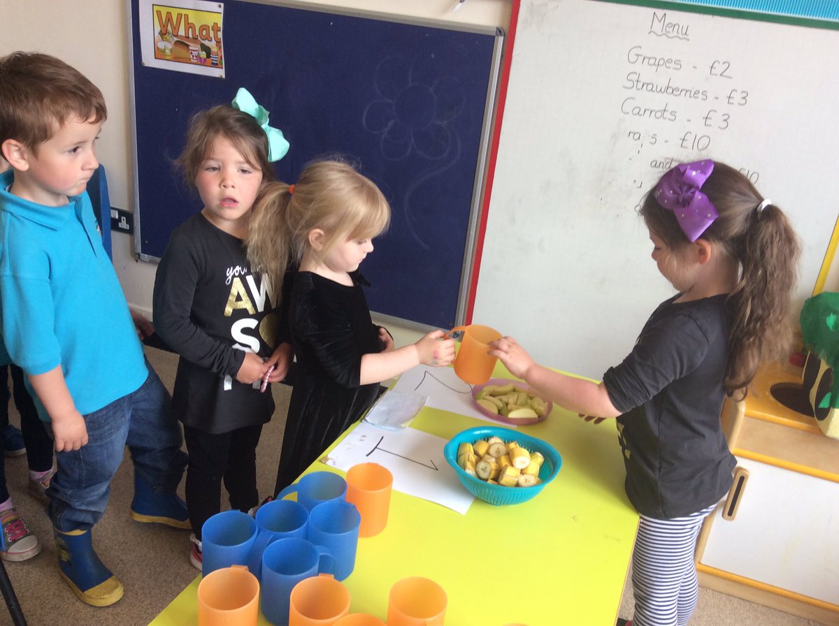hiltoninverness's tweet photo. Look at our little cafe helpers! The children are loving being independent at snack time. #TurnTaking #MakeALine #PleaseAndThankYous https://t.co/WMRb9Ft8V9