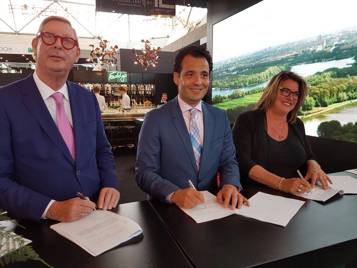 BenW_HLMRMeer's tweet photo. Uniek moment op @provadanl !
Wethouders @AdamElzakalai en @Msteffenswater ondertekenen intentieovereenkomst Hyde Park in @HdorpCentraal! https://t.co/9HtRxxYOHH