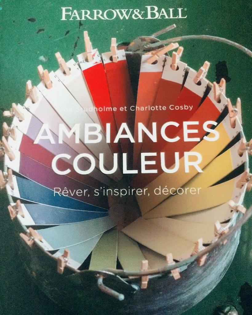 NoixDeDeco's tweet photo. Petite pause lecture 📖
Le livre de @farrowandball est une véritable source d'inspiration ! 
#farrowandball #ambian… https://t.co/vgpV980z7U https://t.co/ZDaihz9Yqm