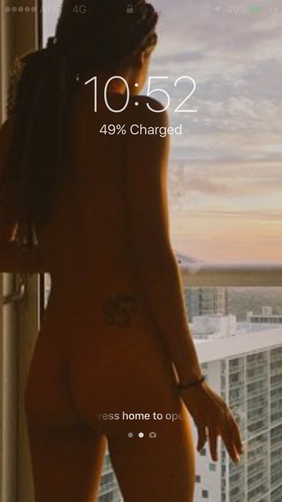 Realysm's tweet photo. @iAmYummy_ Good morning! New Screensaver Alert. Glad I found you :) https://t.co/QssSRcWYL0