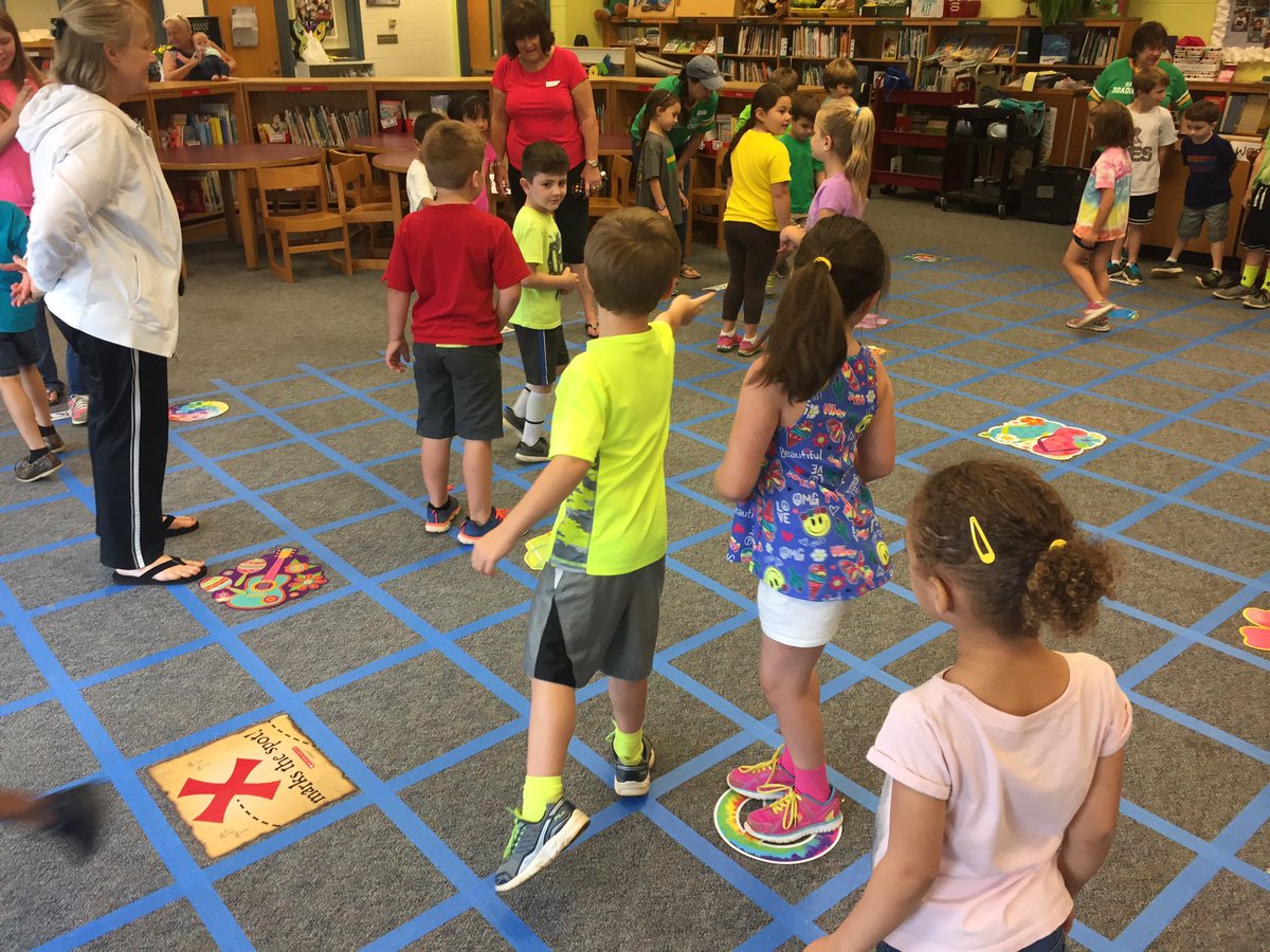 RoadrunnerLMC's tweet image. Field Day coding fun! #librarylearners #unplugged #studentprogrammers