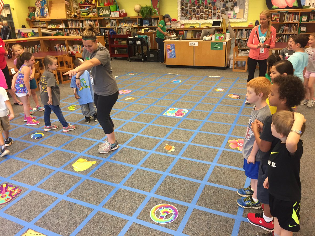 RoadrunnerLMC's tweet image. Field Day coding fun! #librarylearners #unplugged #studentprogrammers