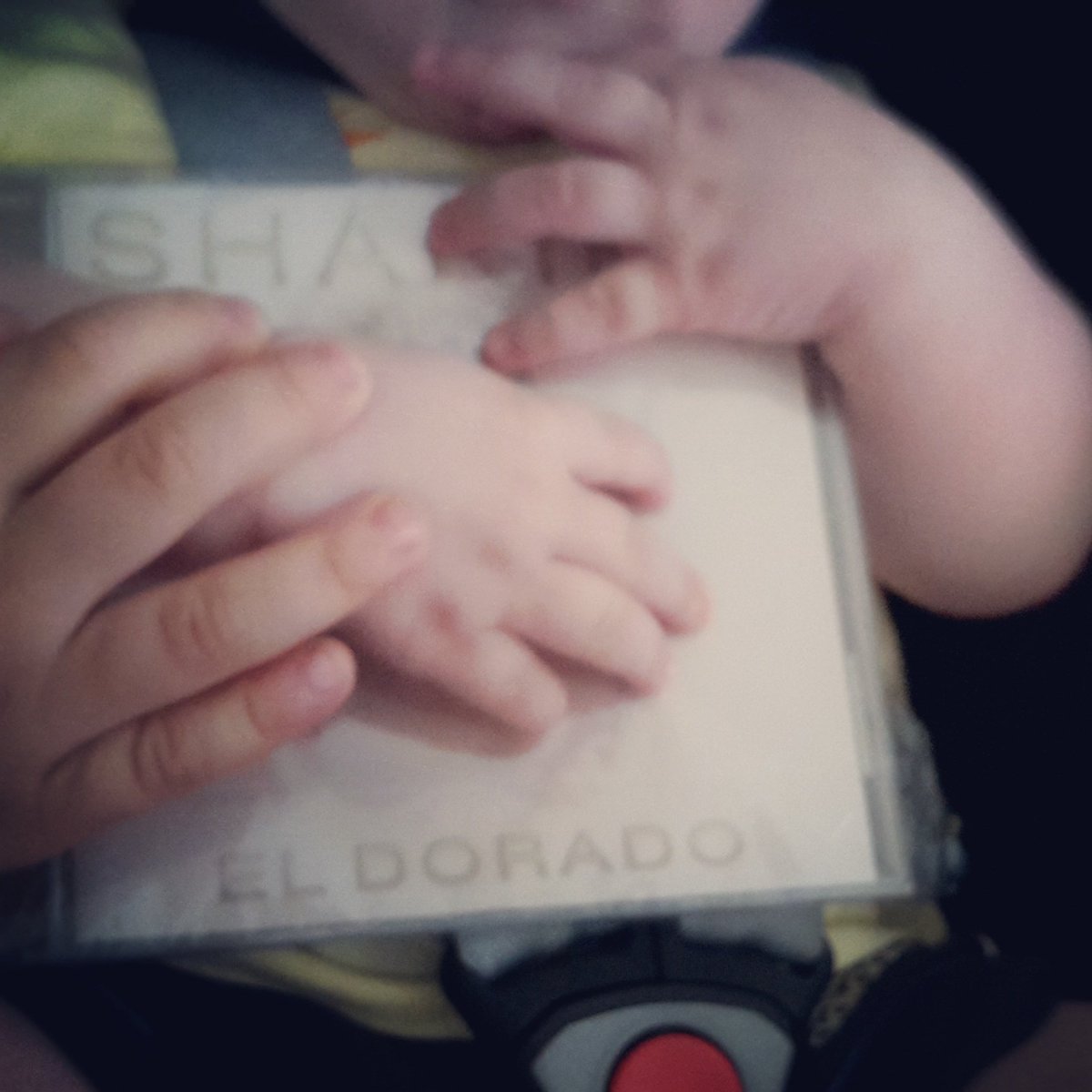 papera2902's tweet photo. Got it - te tengo!  @shakira #ElDorado #ElDoradoShakira https://t.co/Db8UxKSoir
