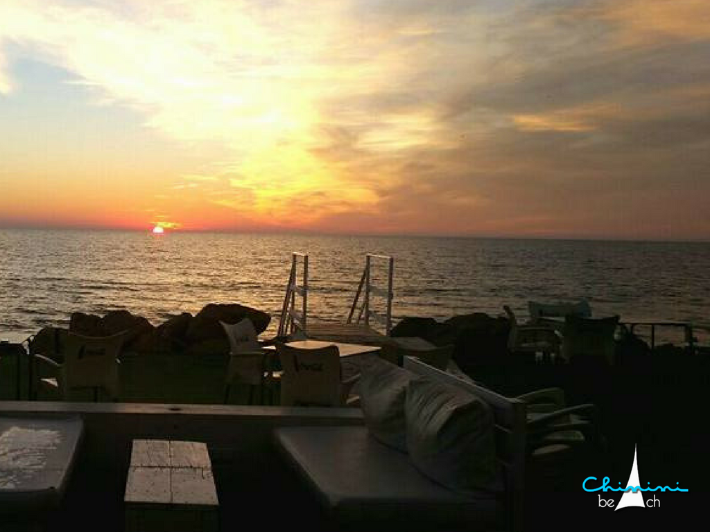 ChininiBeach's tweet photo. Un martes cualquiera,  una buena compañía y un rincón único para disfrutar de este atardecer :D Restaurante ChininiBeach #teesperamos https://t.co/oUMHNtBgqM