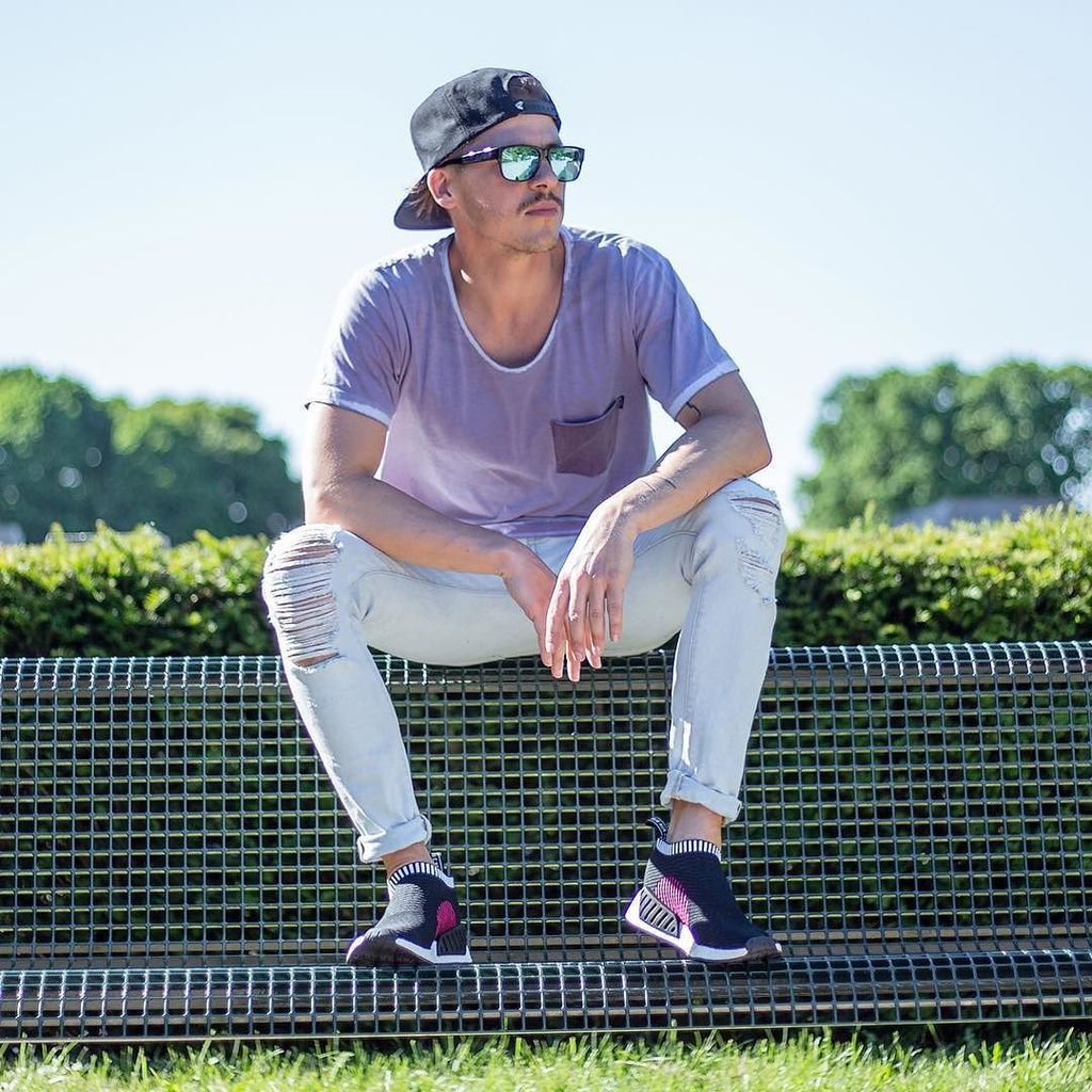 stagedives_'s tweet photo. Good to be back home when it's more than 30 degrees.
Cap: #famousstarsandstraps
Sunnies: #spotsnapr
Tee: #losti⦠https://t.co/5IjZLlo5LF https://t.co/TLkzz7NcGg