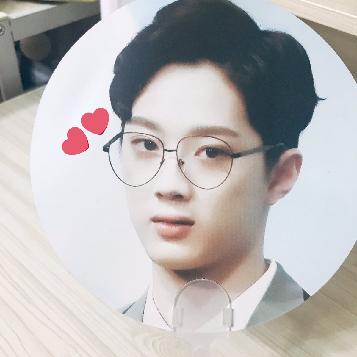 MYBABYGUANLIN's tweet photo. 일공삼 님께서 열어주신 이벤트 추첨으로 받은 부채 오늘 받았습니다👏👏 부채도 너무 귀엽고 뒤에 색도 예쁘고 특히 제가 제일 좋아하는 안경 쓴 관린이라 더 예쁜 거 같아요😭이벤트 열어 주셔서 감사합니다 잘 보관할게요❤️@20010923net https://t.co/0gbd8Lp6tP