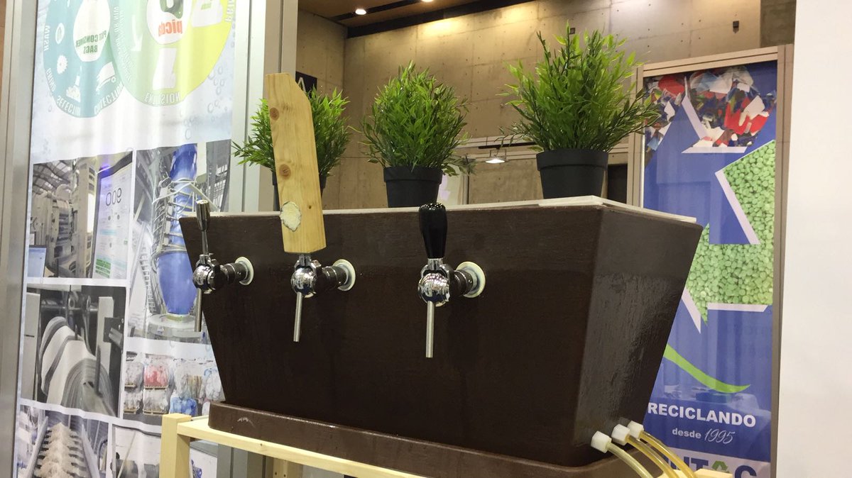 lasocarrada's tweet photo. Nuestros amigos de #Picda han apostado por nuestro "macetero-grifo" para pinchar nuestras birras en @feria_encaja y #MadeInPlastic https://t.co/LUsrSyiieM