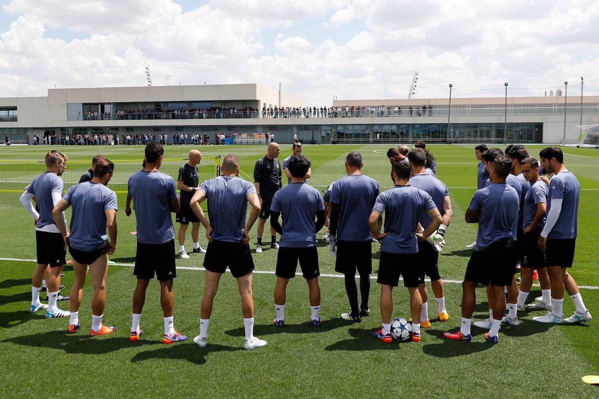Lucasvazquez91's tweet photo. TODOS JUNTOS Y A POR ELLOS. 💪💪🍍🍍#APorLa12 https://t.co/aoFksgFInn