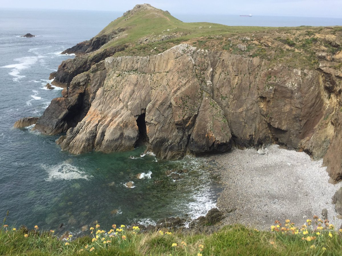 HillierWend's tweet photo. Spent afternoon walking #pembscoastpath #Marloes...because occasionally 'I do like to be beside the seaside beside the sea' π€ π@VisitPembs https://t.co/dsDqwxJbY3