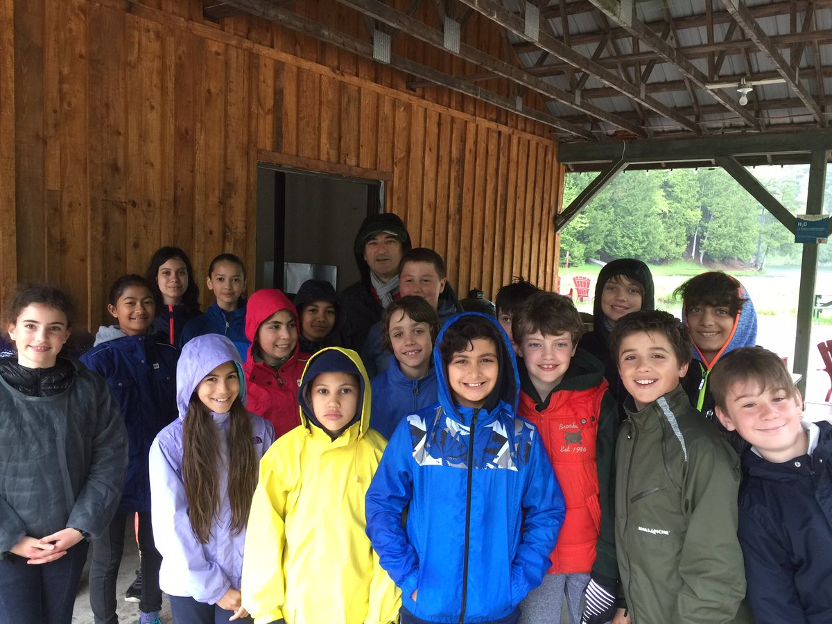 Cm2bClaudel's tweet photo. Hier, nous étions à la #CaverneLaflèche @arbraska Belle journée malgré la ☔️ @cm2_rouge @cm2_vert @lyceeclaudel #accrobranche 1/4 https://t.co/Lhmcj2BjOr