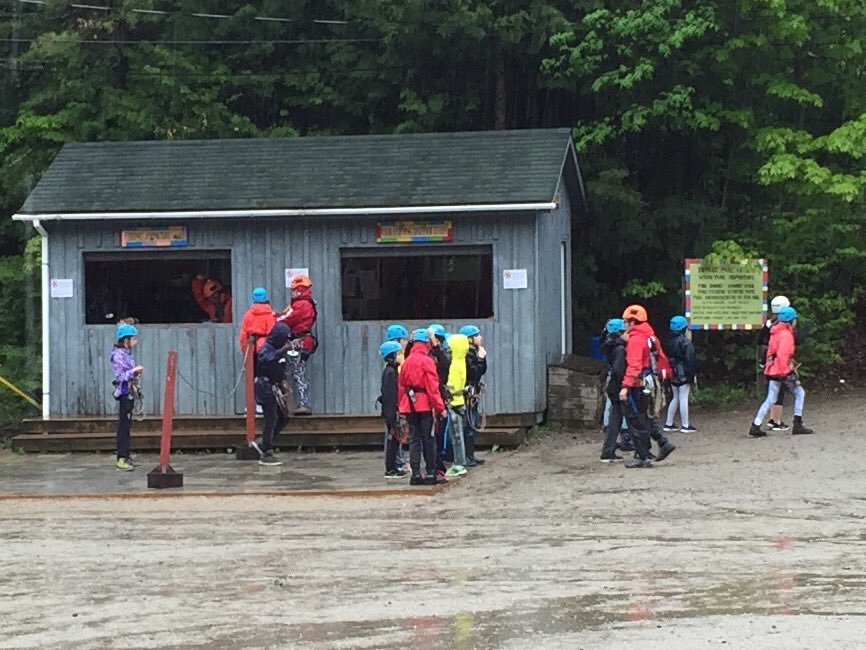 Cm2bClaudel's tweet photo. Hier, nous étions à la #CaverneLaflèche @arbraska Belle journée malgré la ☔️ @cm2_rouge @cm2_vert @lyceeclaudel #accrobranche 1/4 https://t.co/Lhmcj2BjOr