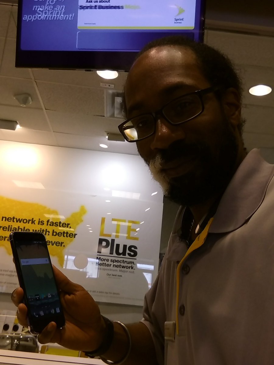SprintAramingo's tweet photo. Hands on with the U11.... Been waiting to give this phone a squeeze! @HTCUSA #HTCU11 #agentyeager #sprint4philly https://t.co/rRiscr2uaf