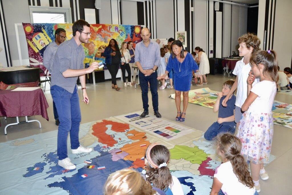 jdHAUTESERRE's tweet photo. Accueillie par le Directeur de la #MDA8 Mathieu DUPEYRON dans le cadre du mois de l'Europe. Activités organisées pour les élèves du 8ème https://t.co/HWpqcQXXEd
