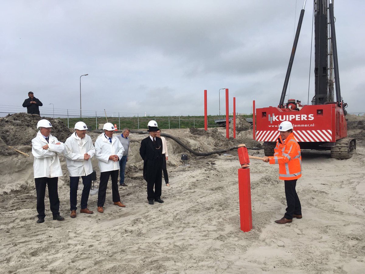 Vandaag de eerste paal van het Afsluitdijk Wadden Center geslagen. De bouw gaat nu van start. Opening maart 2018! @Afsluitdijk2020