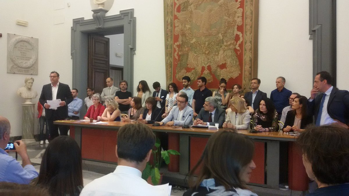 Sabrinalfonsi's tweet photo. Nuovo regolamento commercio su area pubblica. Seduta sospesa per una conferenza stampa di #Coia. La sindaca #Raggi siede tra il pubblico. https://t.co/Y9Bvvfy1fz