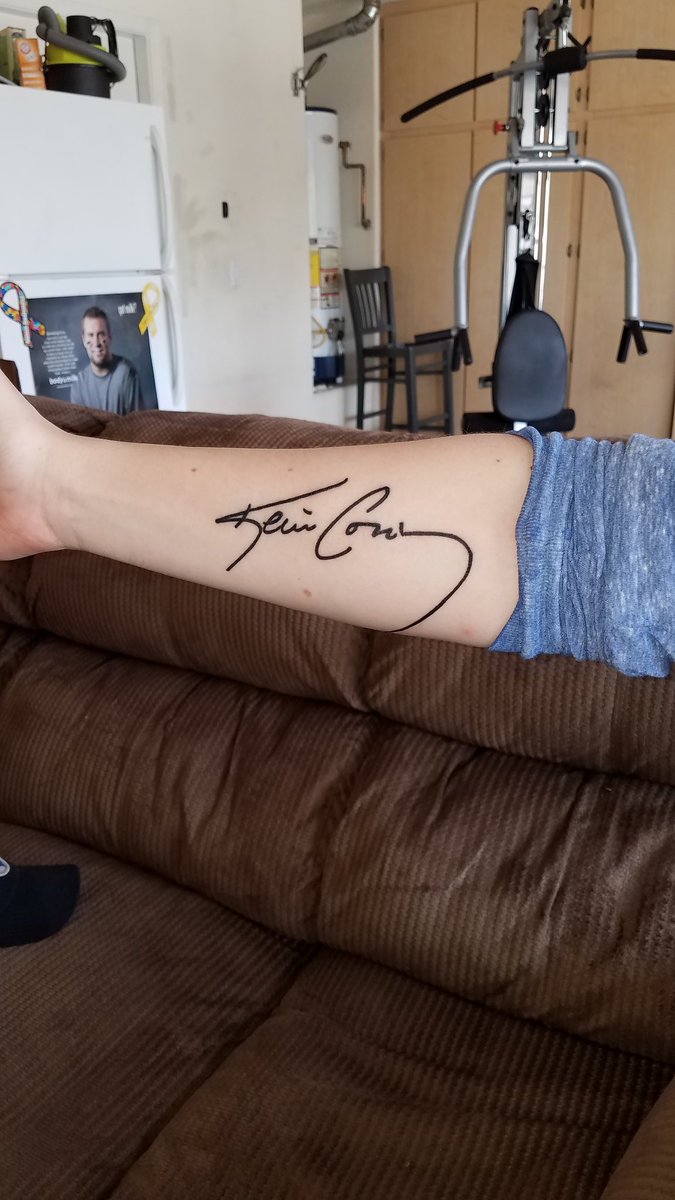 adwright8952's tweet photo. @RealKevinConroy Thank you for visiting #phoenixcomicon2017 #Firsttattoo https://t.co/hW5S1GcUFI