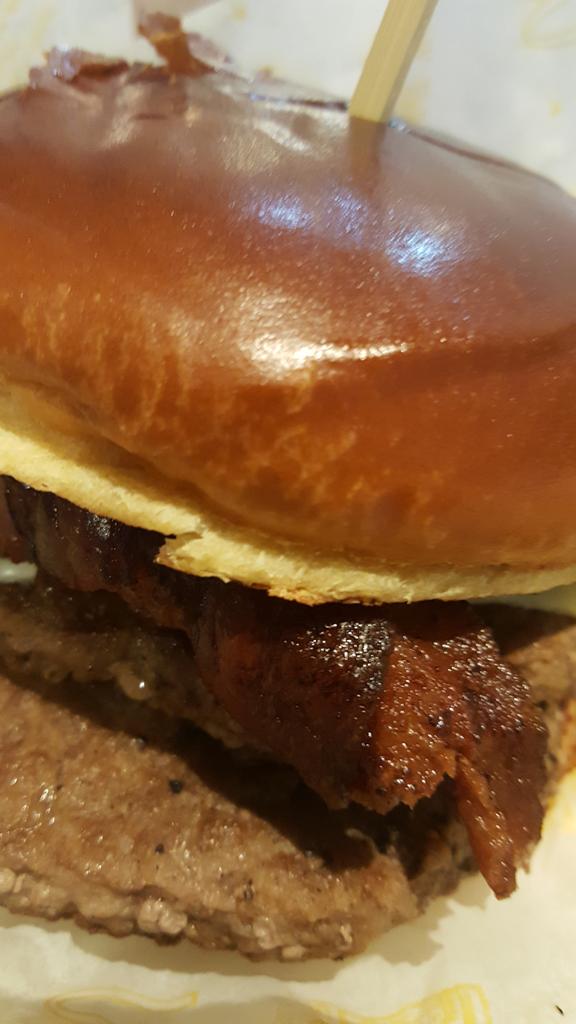 SniperMR_'s tweet photo. @AndersonKegler @OCuia Inclusive mantendo a forma #baconProteínaRaiz #golaV #projeto2018 #bumbumMármore #platôSungaBranca https://t.co/F6pkiGMsuw