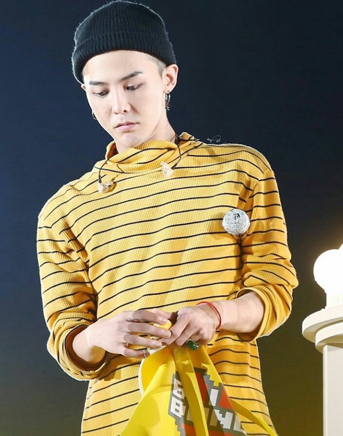 myunghee_kwon's tweet photo. Of course....I adore him... β€
And he's so cute with the yellow π» #BB #specialevent #TOKYO #imsofuckingdead
#BAMA2017DiamondEdition_BigBang https://t.co/lQ0dlBNQxF