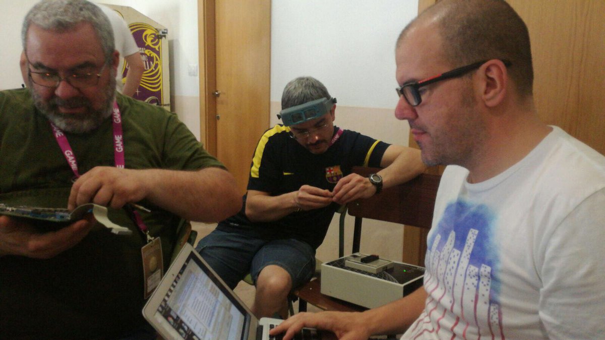ArcadesCat's tweet photo. La #ArcadeCon2017 ha estado muy enfocada en la historia y preservación del recreativoEspañol.Volcando el contenido de un juego en la comida https://t.co/fSrwj0bECF