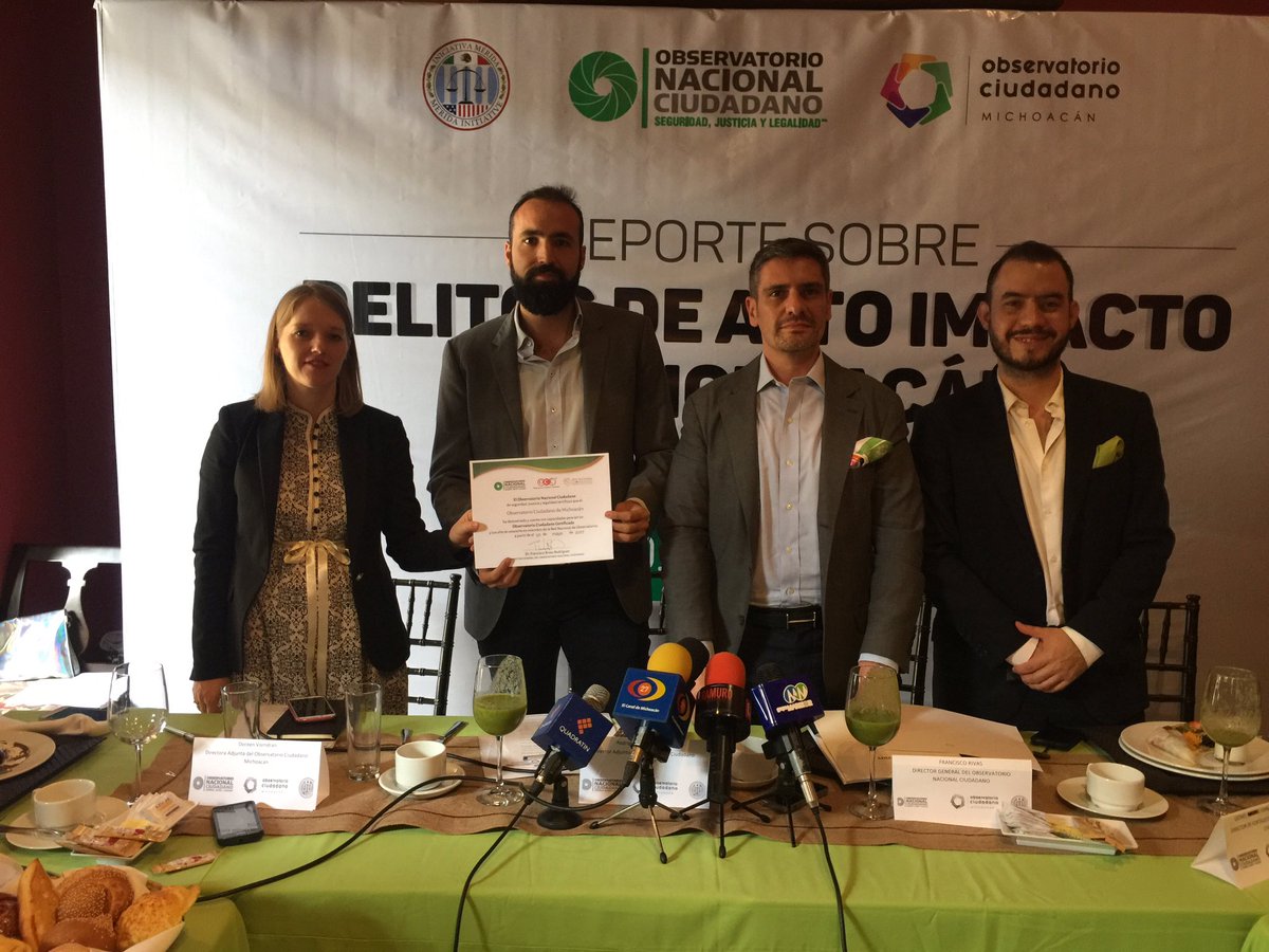 frarivasCoL's tweet photo. El @ObsNalCiudadano entrega al @OCMich certificado que lo acredita como miembro de la #RedNacionaldeObservatorios @leoxnv @roantunez https://t.co/jTUUPxj3UH