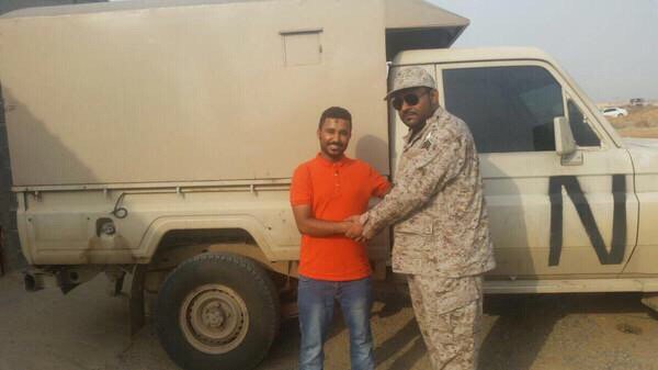 ini_com's tweet photo. بالصور.. ماذا فعل سكان جازان مع جنود الحد الجنوبي؟ @AlArabiya_KSA https://t.co/rzVwLHt5x1 https://t.co/Kc6MByGT8K