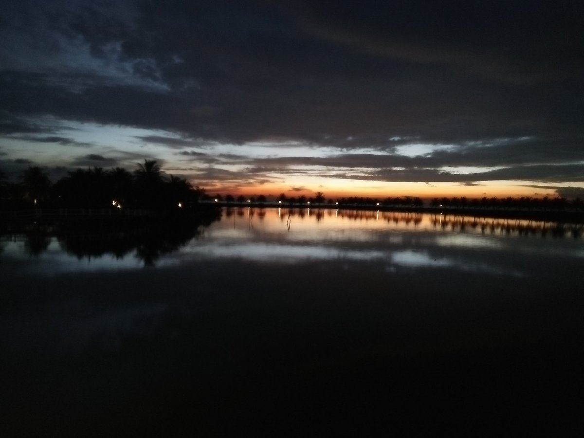 adit_satel's tweet photo. Menikmati sunset tadi sore 
#bintansayang #Batam #bintan #lagoi #Indramayu #hot #sunset https://t.co/QFuAjgrIxH