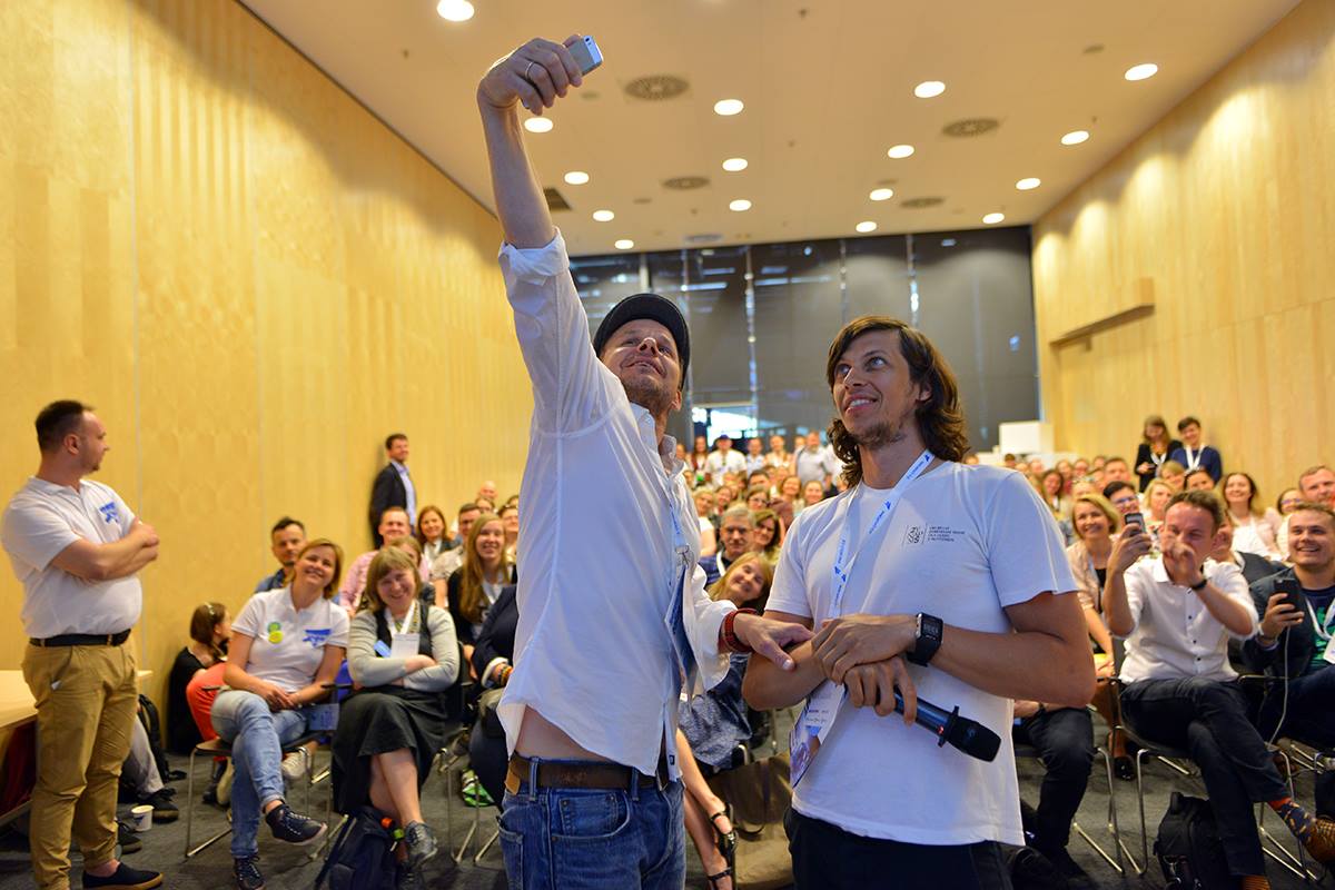 Bartek Topa i Łukasz Kościuczuk opowiadali dziś podczas <a href="/sektor_3/">Sektor 3.0</a> o multimediach, dzięki którym ruszysz ludzi z kanapy. Fot. Sektor 3.0.